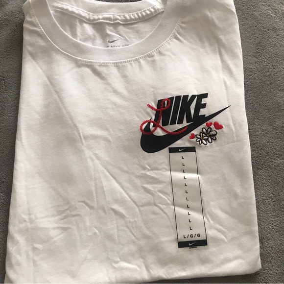 Nike custom shortsleeve with Daisys & red hearts - Picture 4 of 4